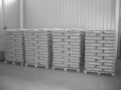Holzpellets Sackware / 15 kg Säcken auf Paletten| AdlerPack